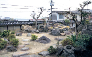 「旧山田家住宅」築山式枯れ山水の庭