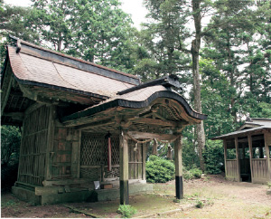 山頂の「金刀比羅神社」の休憩所には、ミニチュアの船がまつられています