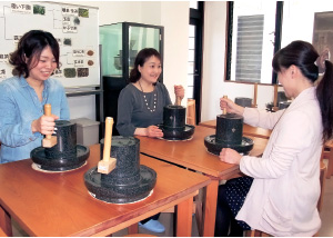 「福寿園宇治茶工房」で人気の「石臼で抹茶づくり」