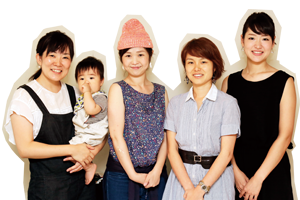 「ＭａＭａｎ　ＫＹＯＴＯ」のメンバー。左から永井舞さんと颯介くん（１歳）、當麻千智さん、柳原香奈さん、滑田能子さん