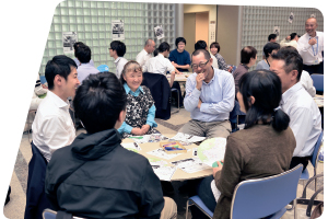 「相手の考えを尊重する」「ありのままにドンドン声に」「人の発言へのあいのり大歓迎」「自分だけで話さず人の話もよく聴く」という4つのルールに従って、初対面の人と会話を楽しみます