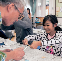 火であぶりながら竹をねじる作業。「これでできてるかな」「もうちょっと削った方がいい？」などと子どもたちから質問が