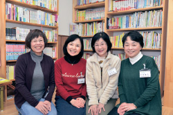 運営委員の中井啓子さん、亀田さん、青木弥生さん、塚原三津子さん