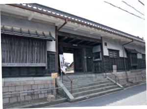 旧山田家住宅」の長屋門