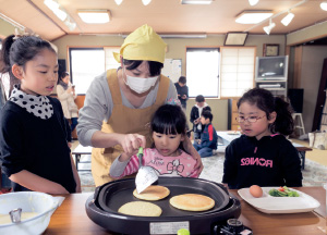 「谷田de朝カフェ」ホットケーキを焼く子どもたち