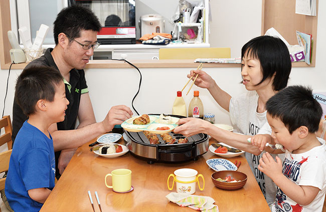 家族そろって食事をすること リビング京都